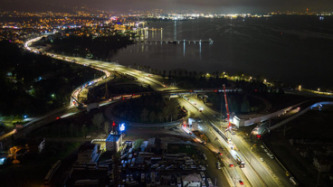 Gece yarısı başladı, Büyükakın canlı yayınladı: Başiskele Kavşağı’nda dev kirişler 9 saatte yerleştirildi