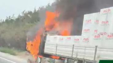 Seyir halindeki TIR alev aldı