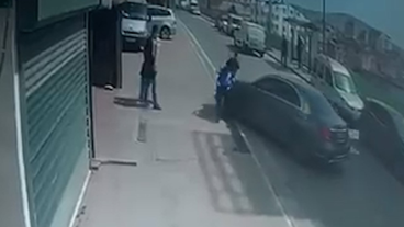 Çocuğunu tehdit ettiğini iddia ettiği motosikletliye otomobiliyle çarptı!