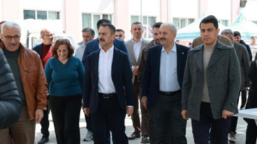 İlhami Aktaş, sandık kurulan okulu ziyaret etti