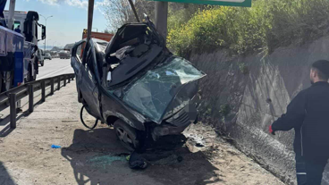 TEM Otoyolu'nda korkunç kaza! Yön levhasına saplandı!