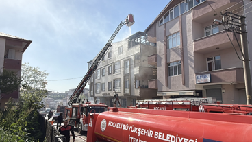Kocaeli'de tadilatta olan binanın çatısı alevlere teslim oldu