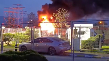 Park halindeki karavan alev alev yandı