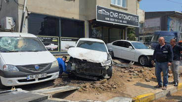 Kamyonet ile otomobil kavşakta birbirine girdi!