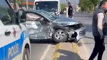 Gebze’de kontrolden çıkan kamyonet dehşet saçtı! Ağacı devirip araçlara çarptı