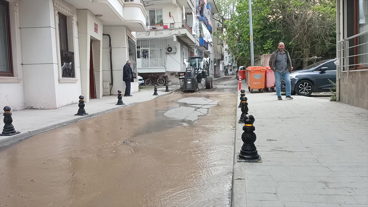 Karamürsel'de ana su borusu patladı! Ortalık göle döndü