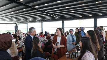 Dilovası'nda anneler günü kutlaması