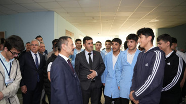 Vali Aktaş, Darıca Deniz Yıldızları Mesleki ve Teknik Anadolu Lisesini ziyaret etti