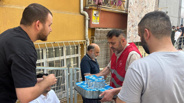 MHP Dilovası İlçe Teşkilatından noter önünde sıra bekleyen vatandaşlara ikram