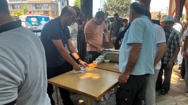 Ülkü Ocakları'ndan vatandaşlara aşure ikramı