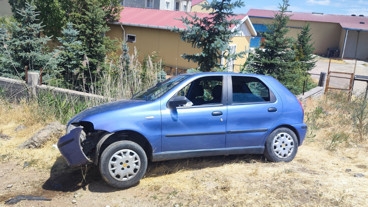 Otomobil bariyerlere saplandı! 4 yaralı!