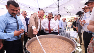 Pazarcılar Odası'ndan vatandaşlara aşure ikramı