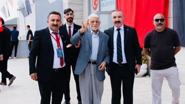 96 Yaşındaki Dede Nazım Konukseven MHP Dilovası 7. Olağan Kongresi’ne Damga Vurdu