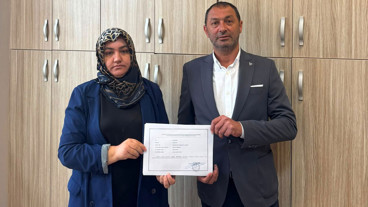 MHP Gölcük İlçe Başkanı Murat Motor mazbatasını aldı