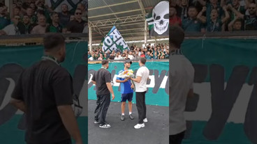 Kocaelispor taraftarından Selçuk İnan'a sevgi gösterisi