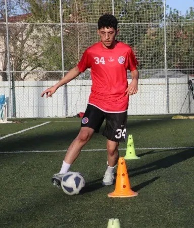 Tıptan yeşil sahaya: İki hayalinin peşinden koşuyor! - Resim : 2