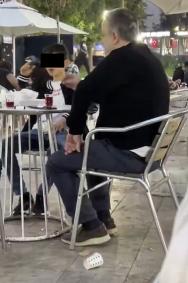 İzmit’te pes dedirten görüntüler! Küçük çocuk anne ve babasıyla sigara içti… - Resim : 1