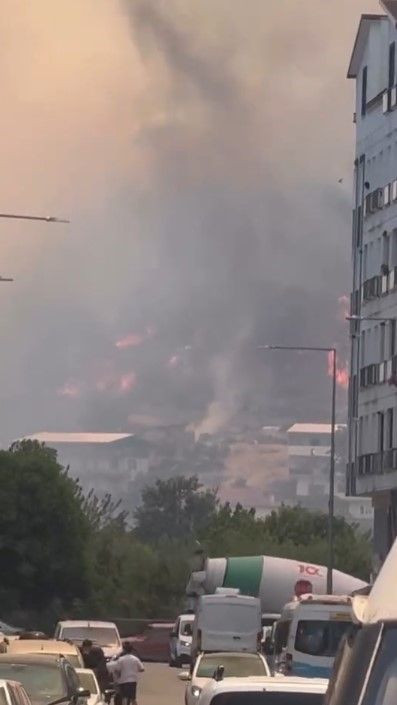 Orman yangının alevler evlere sıçradı... Gözyaşları içinde tahliye edildiler - Resim: 4