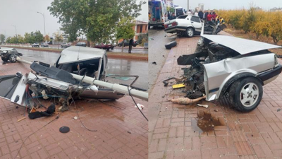 Direğe çarpan Fiat otomobil ikiye bölündü