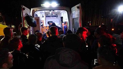 Malataya’da trafik kazası! Saman yüklü tır iki polisi metrelerce sürükledi