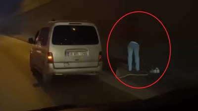 Bursa'da dikkat çeken olay: Yol kenarında namaza durdu!