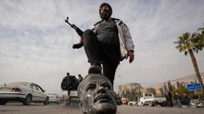 Suriye'de Baas rejimi sonrası Esad'ın heykeli parçalanıp sürüklendi