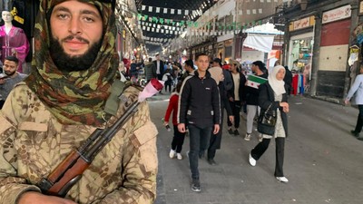 Suriye'de silahlar çiçek açtı