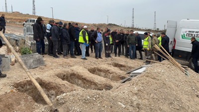 Zehirlenerek hayata veda eden anne ve 3 evladı defnedildi