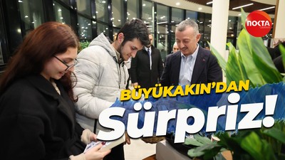 Yeni yıla kütüphanede giren öğrencilere Tahir Büyükakın'dan sürpriz