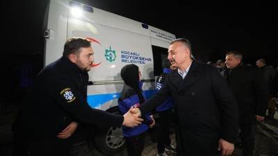 Tahir Büyükakın, sağlık ekiplerini ununutmadı!
