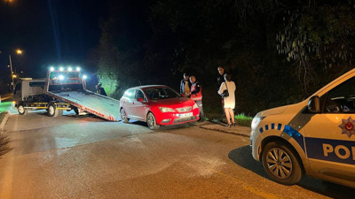 Alkollü kadın sürücü polisten kaçarken girdiği ters yönde kaza yaptı