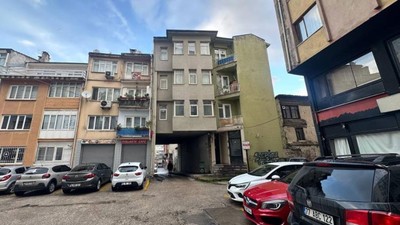 Kolonları olmadan ayakta duran binaya bakan bir daha bakıyor