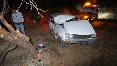 Şarampole devrilen otomobil ağaca çarparak durabildi: 3 yaralı