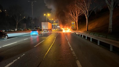 Avrupa Otoyolu'nda araç alev topuna döndü, trafik yoğunluğu oluştu