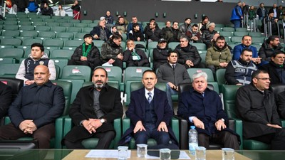 Kupa maçını iki vali yan yana izledi!