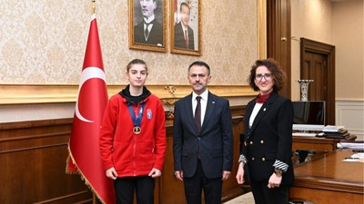 İlhami Aktaş, Buz Hokeyi Milli Takım Sporcusu Süveyda Nil Yalçın’ı tebrik etti
