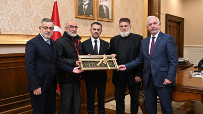 Hayırseverler plaketlerini Vali Aktaş ile Türkiye Diyanet Vakfı Genel Müdürü İzani Turan'dan aldı