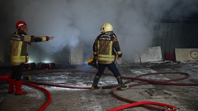 Ankara'da korkutan yangın: Mobilya atölyesi alevlere teslim oldu