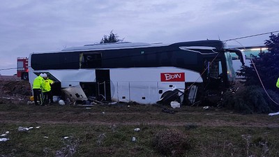 Yunanistan-İzmir seferini yapan otobüs Çanakkale'de devrildi!