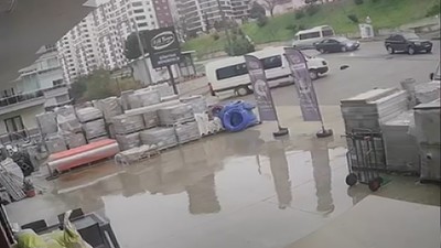 Minibüs ile köpeğin üstünden geçti, sonra hiçbir şey olmamış gibi yoluna devam etti