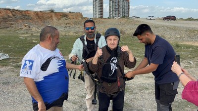 83 yaşında yamaç paraşütü ile uçtu!