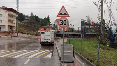 Kocaeli Büyükşehir Belediyesi, trafik ve yol levhalarını onarıyor!