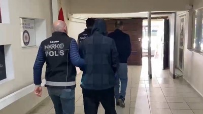 Seyyar pazarcının hediye paketlerinden uyuşturucu çıktı