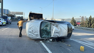 Bariyere çarpıp devrilen otomobildeki 2 kişi yaralandı