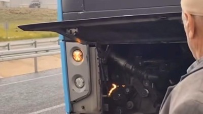 Otobüste çıkan yangını üfleyerek söndürmeye çalıştı