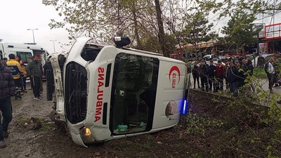 Ambulans ile otomobil çarpıştı: 6 yaralı