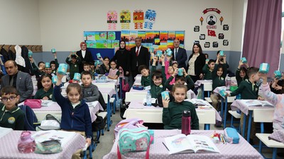 Darıca 4. Kitap Fuarı başlıyor... Çocuklara kitap kumbarası hediye edildi