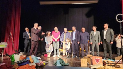 ''Parça Tesirli Pazarlar'' Gölcük'te kahkaha dolu bir gece yaşattı