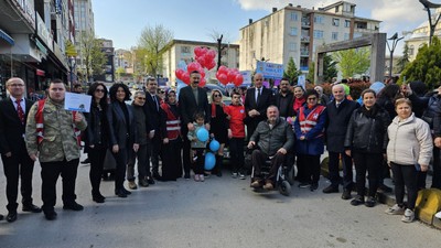 Otizm Farkındalık Günü Gölcük'te renkli görüntülere sahne oldu
