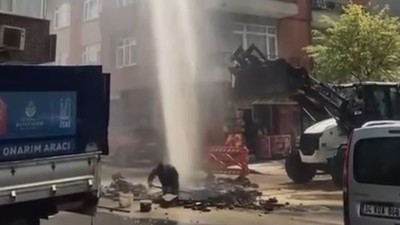 Ataşehir'de su borusu patladı! Metrelerce fışkırdı